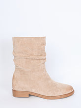Boots with wrinkle detail